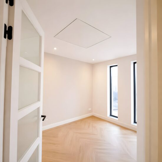 nfraroodverwarming naadloos geïntegreerd in systeemplafond van kantoor Amsterdam.